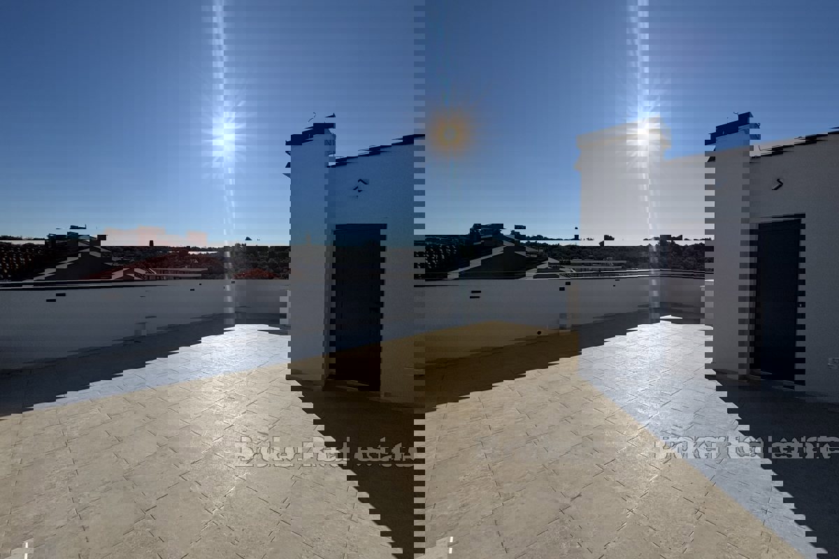 Attico moderno con vista mare