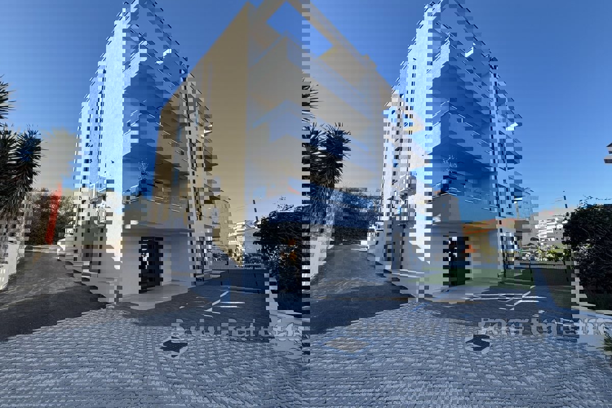 Attico moderno con vista mare