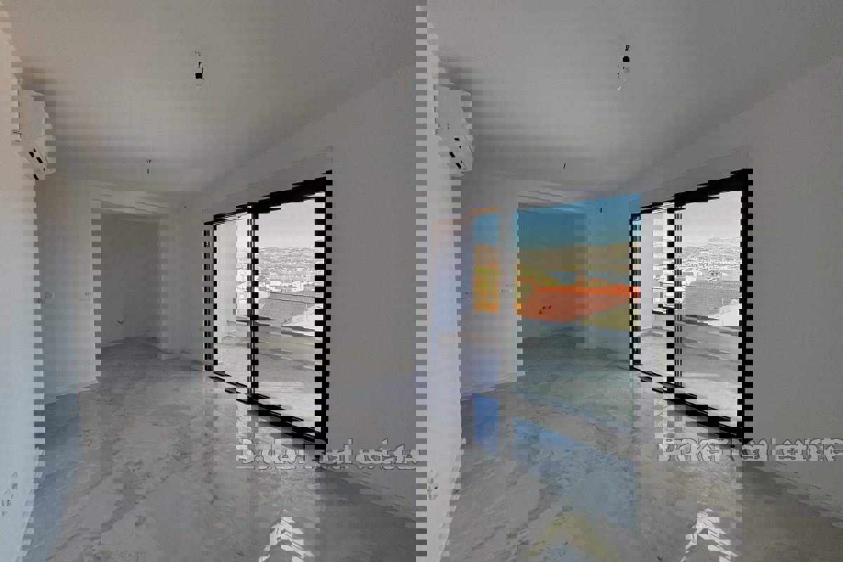 Attico moderno con vista mare