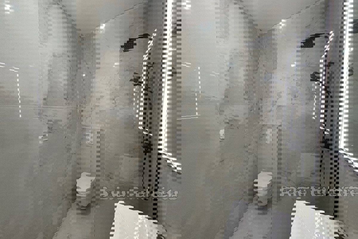 Attico moderno con vista mare