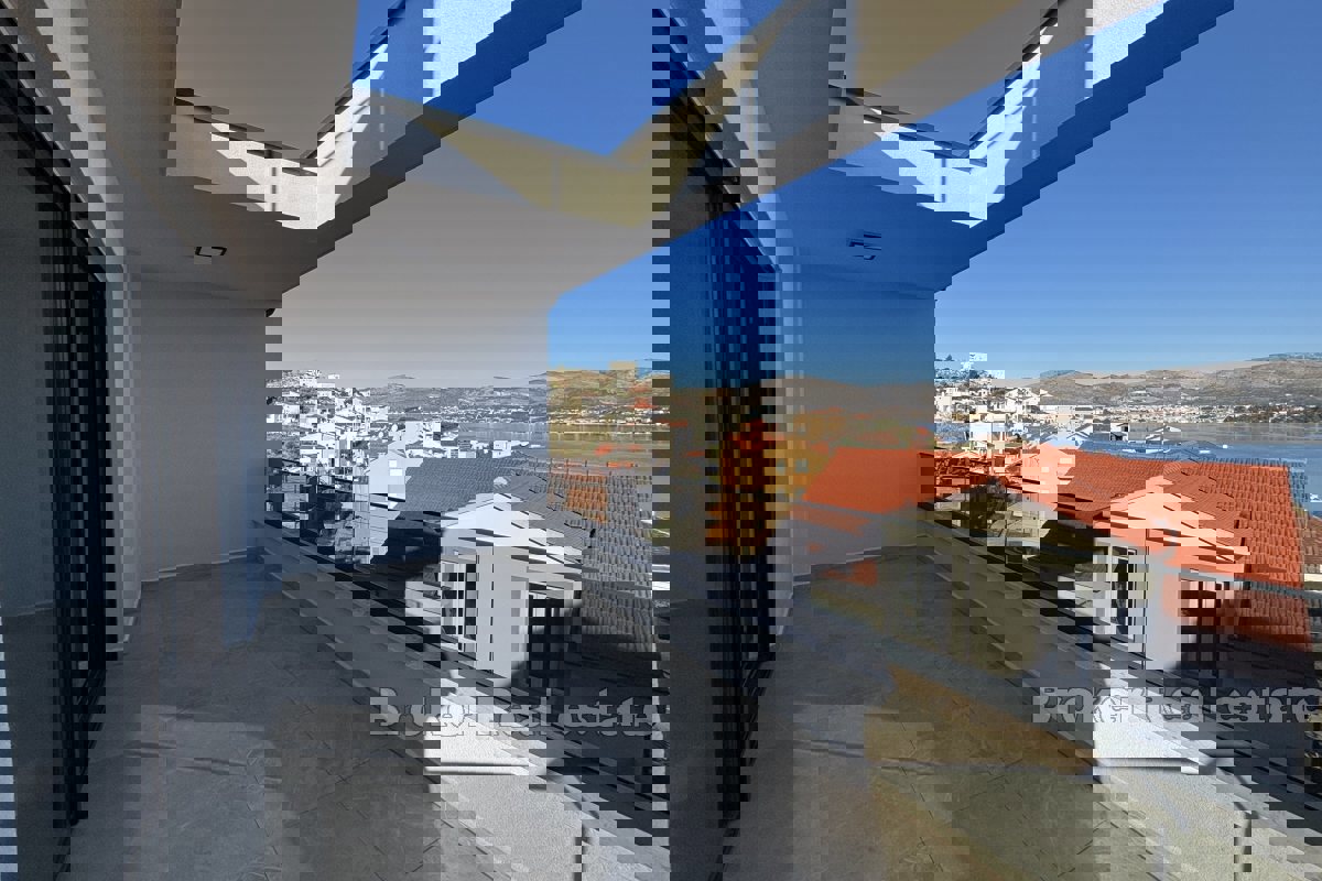 Attico moderno con vista mare