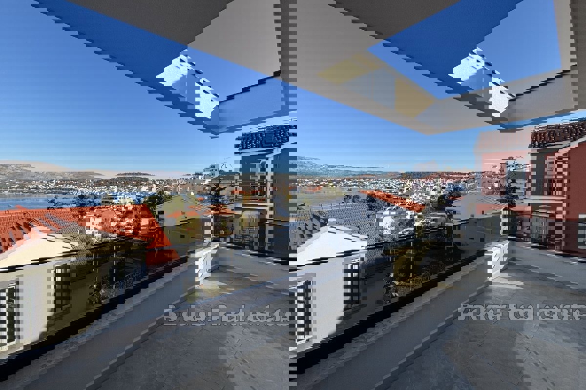 Attico moderno con vista mare