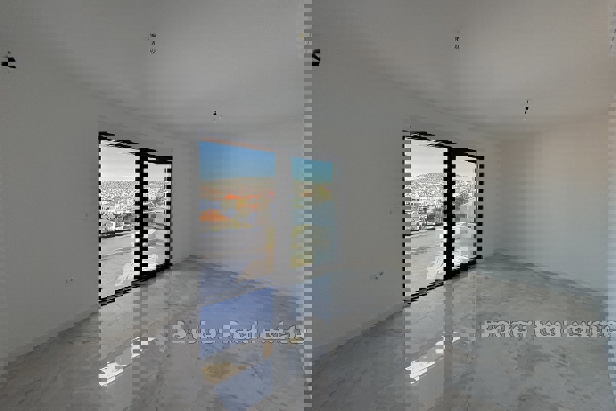 Attico moderno con vista mare