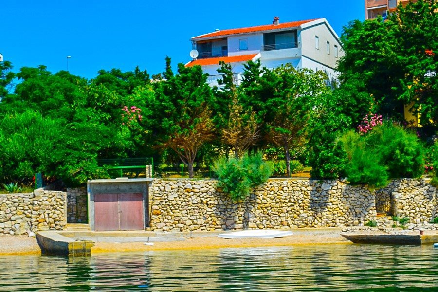 Casa, prima fila al mare, vicino alla spiaggia.