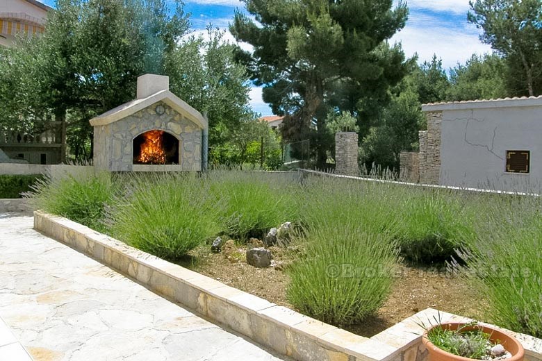 Villa vicino alla spiaggia di ciottoli, in vendita