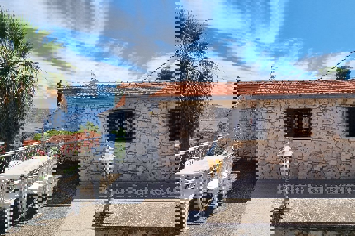 Casa con giardino e vista mare