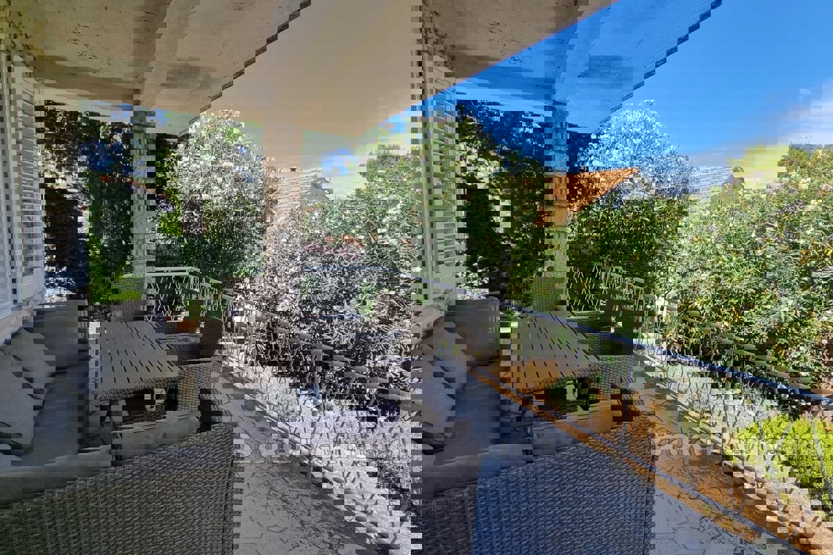 Casa con giardino e vista mare