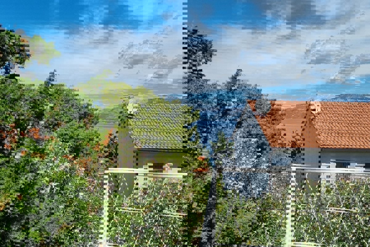 Casa con giardino e vista mare