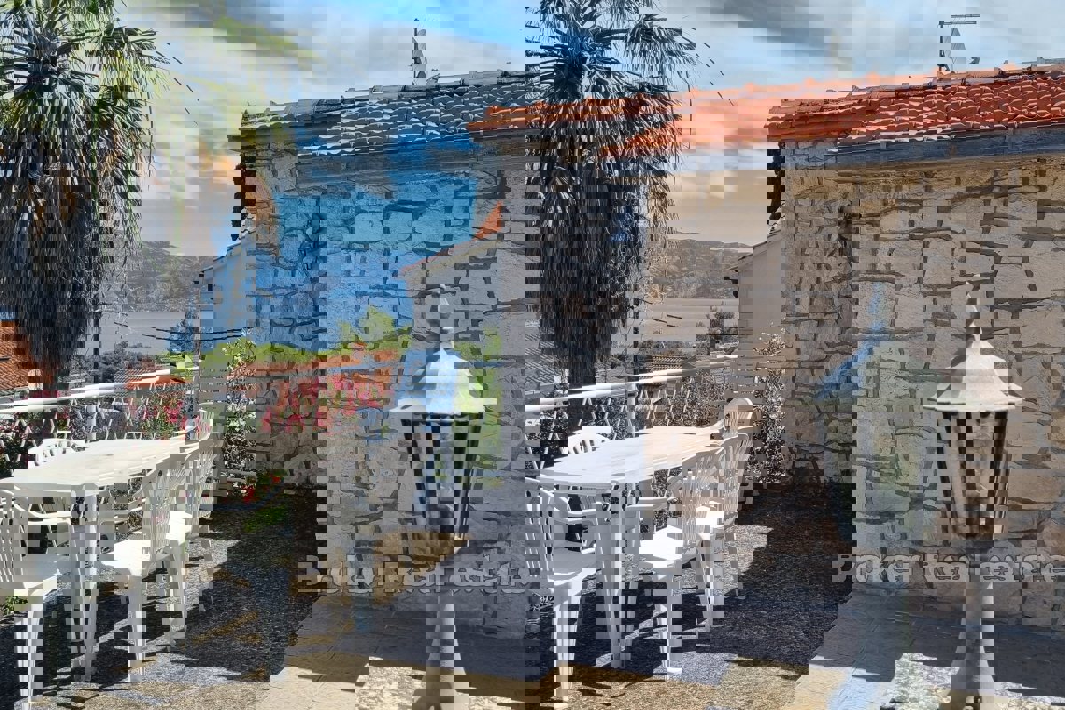 Casa con giardino e vista mare