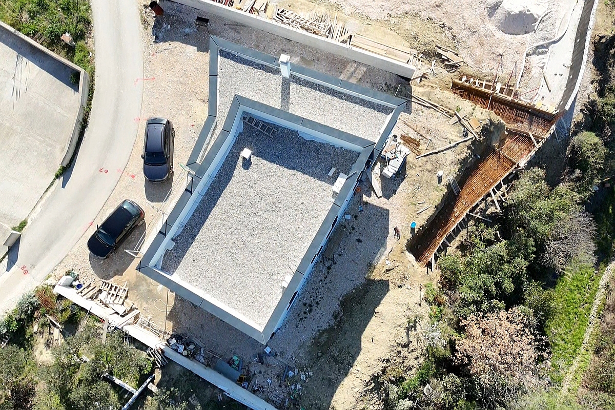 Casa di nuova costruzione con due appartamenti vicino al mare