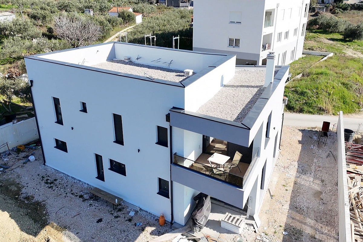 Casa di nuova costruzione con due appartamenti vicino al mare