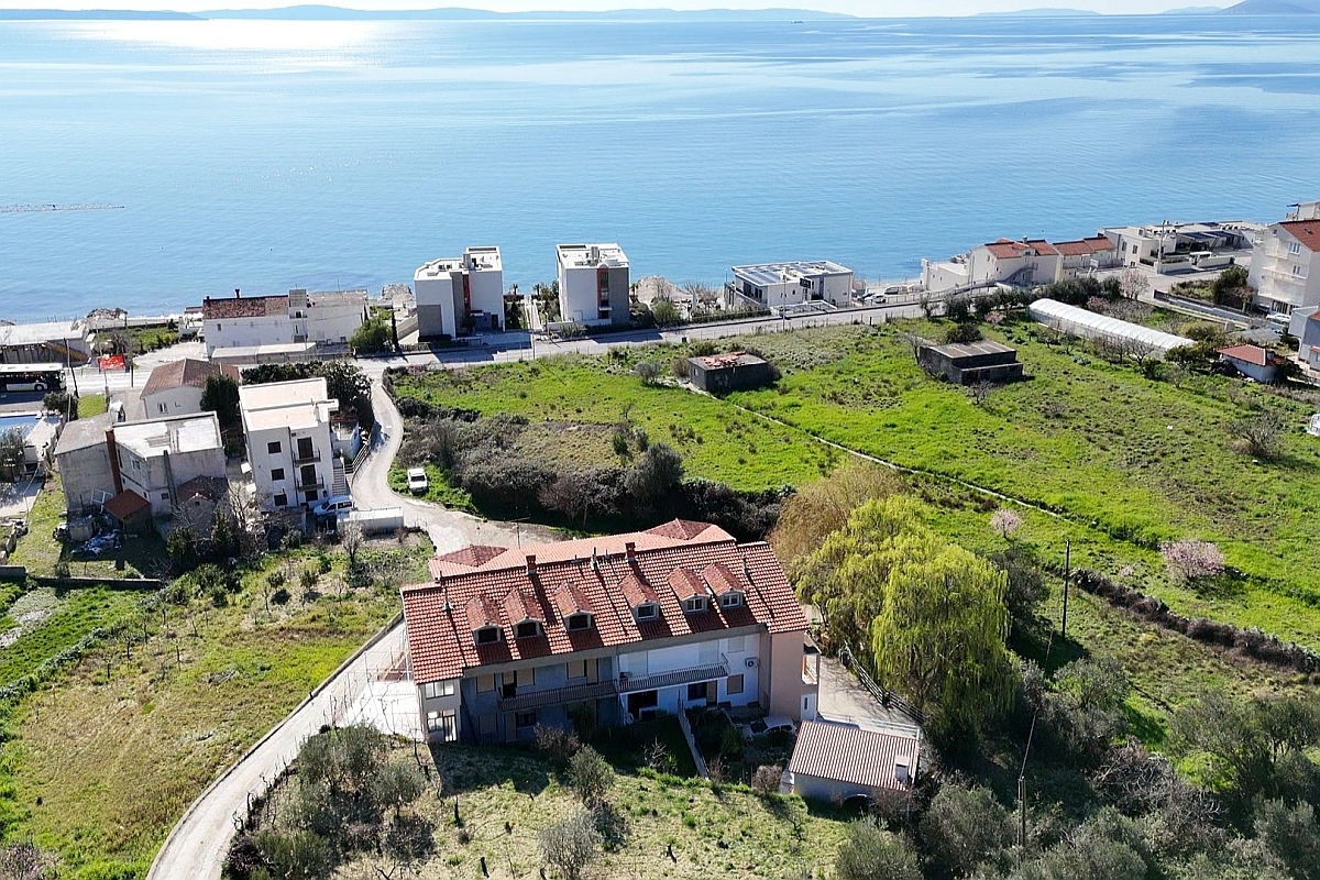 Casa di nuova costruzione con due appartamenti vicino al mare