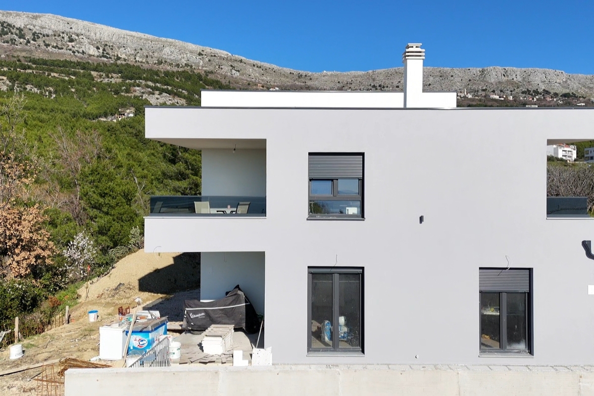 Casa di nuova costruzione con due appartamenti vicino al mare