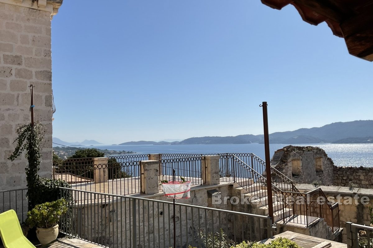 Casa bifamiliare in pietra con vista panoramica sul mare