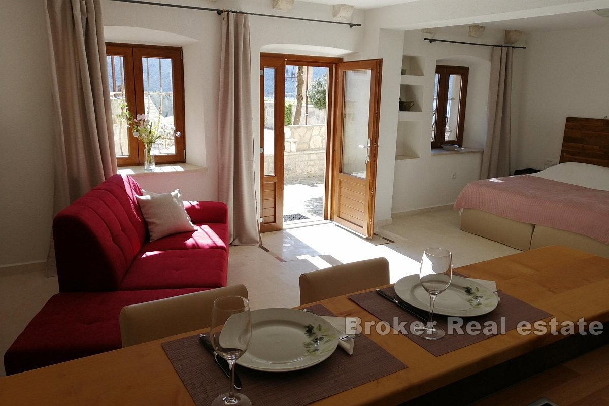 Casa bifamiliare in pietra con vista panoramica sul mare