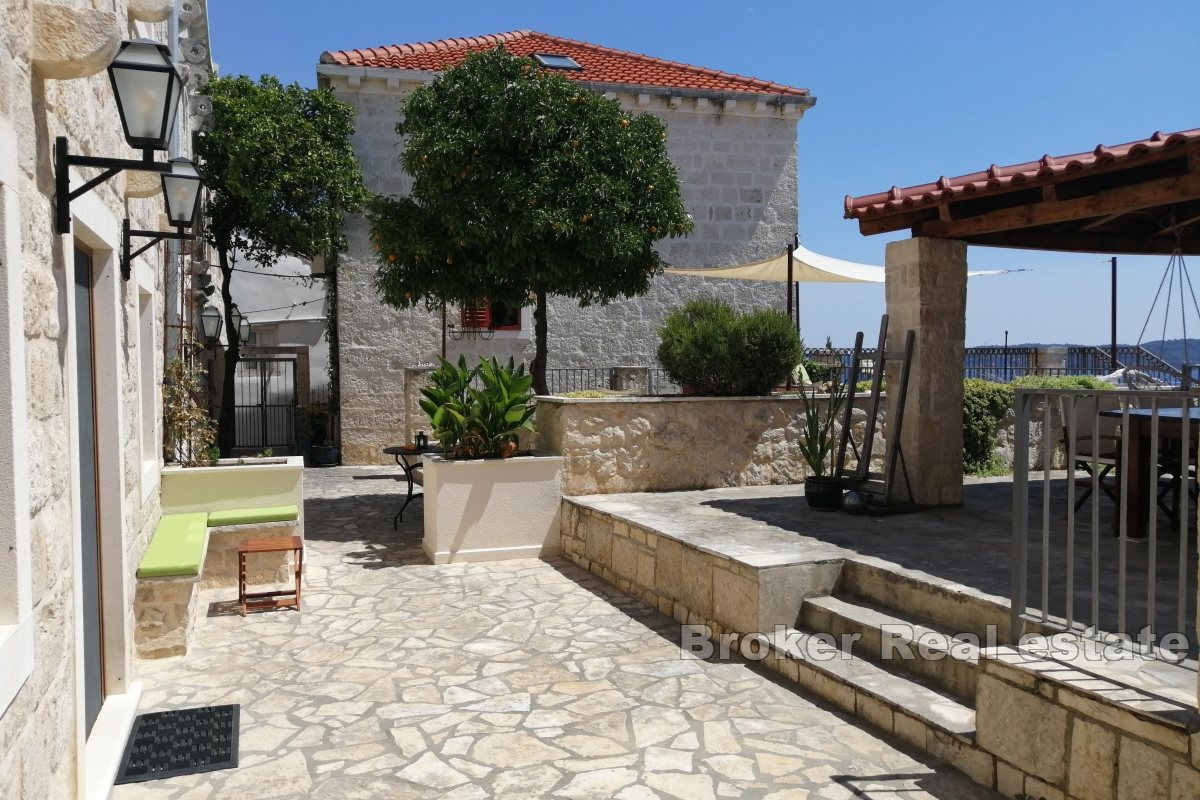 Casa bifamiliare in pietra con vista panoramica sul mare