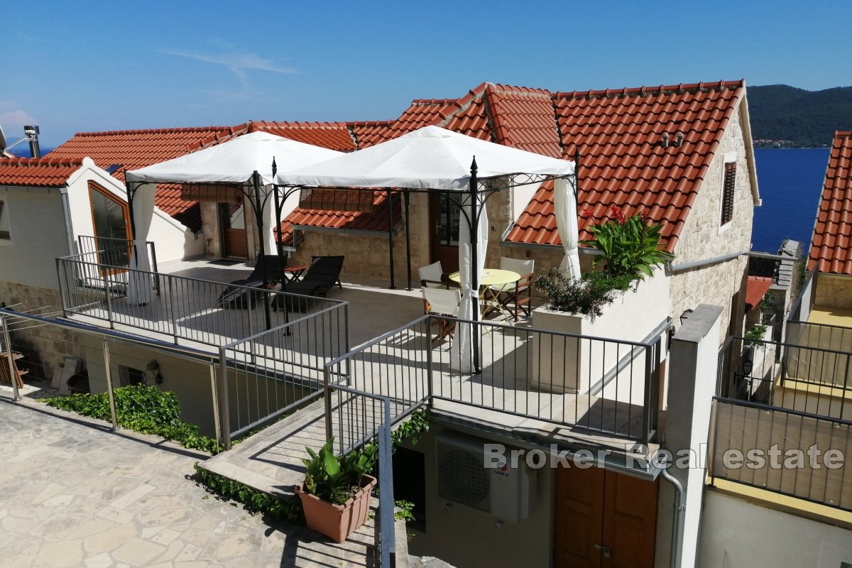Casa bifamiliare in pietra con vista panoramica sul mare