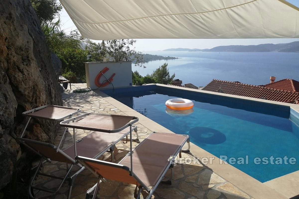 Casa bifamiliare in pietra con vista panoramica sul mare