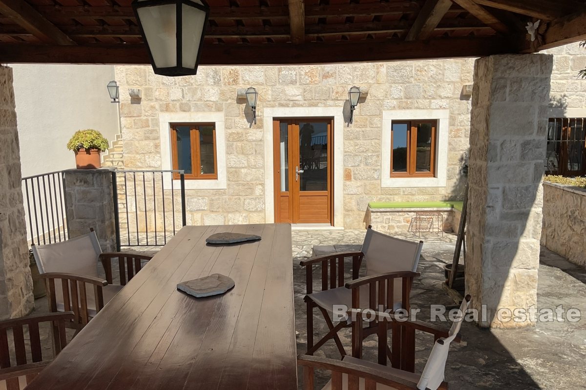 Casa bifamiliare in pietra con vista panoramica sul mare