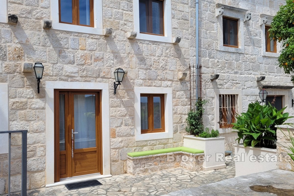Casa bifamiliare in pietra con vista panoramica sul mare