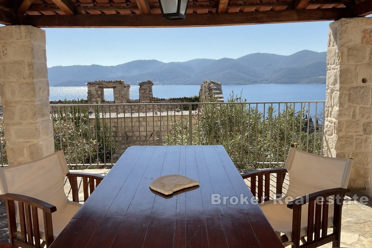 Casa bifamiliare in pietra con vista panoramica sul mare