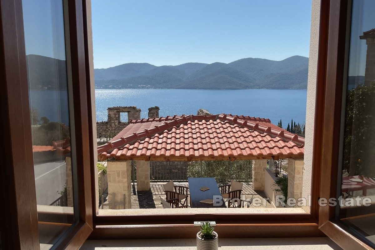 Casa bifamiliare in pietra con vista panoramica sul mare
