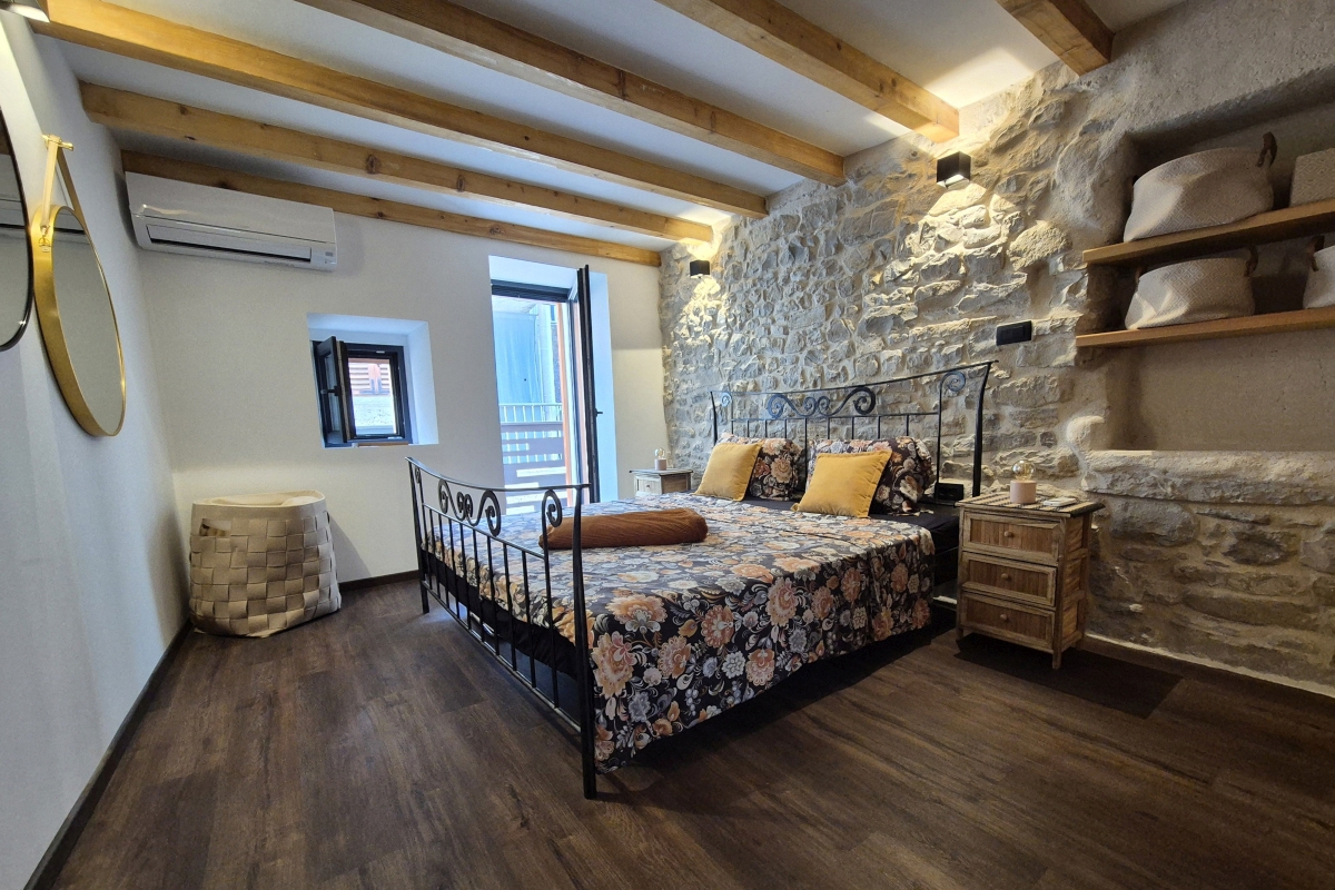 Casa in pietra dalmata autoctona completamente ristrutturata