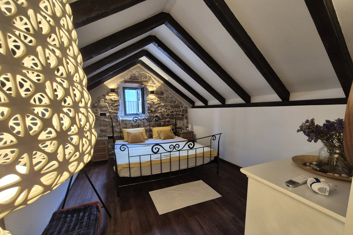 Casa in pietra dalmata autoctona completamente ristrutturata