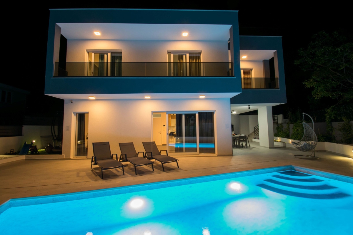 Villa con piscina e vista mare