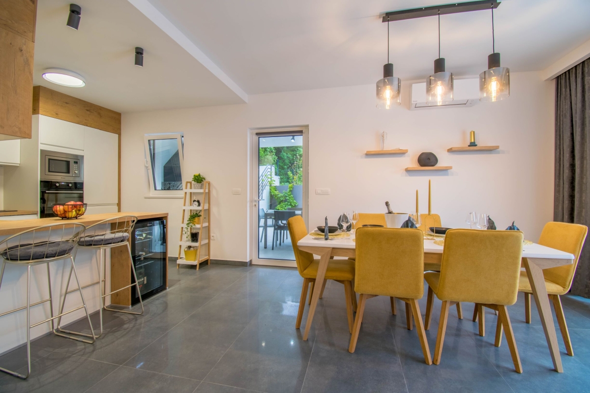 Villa con piscina e vista mare