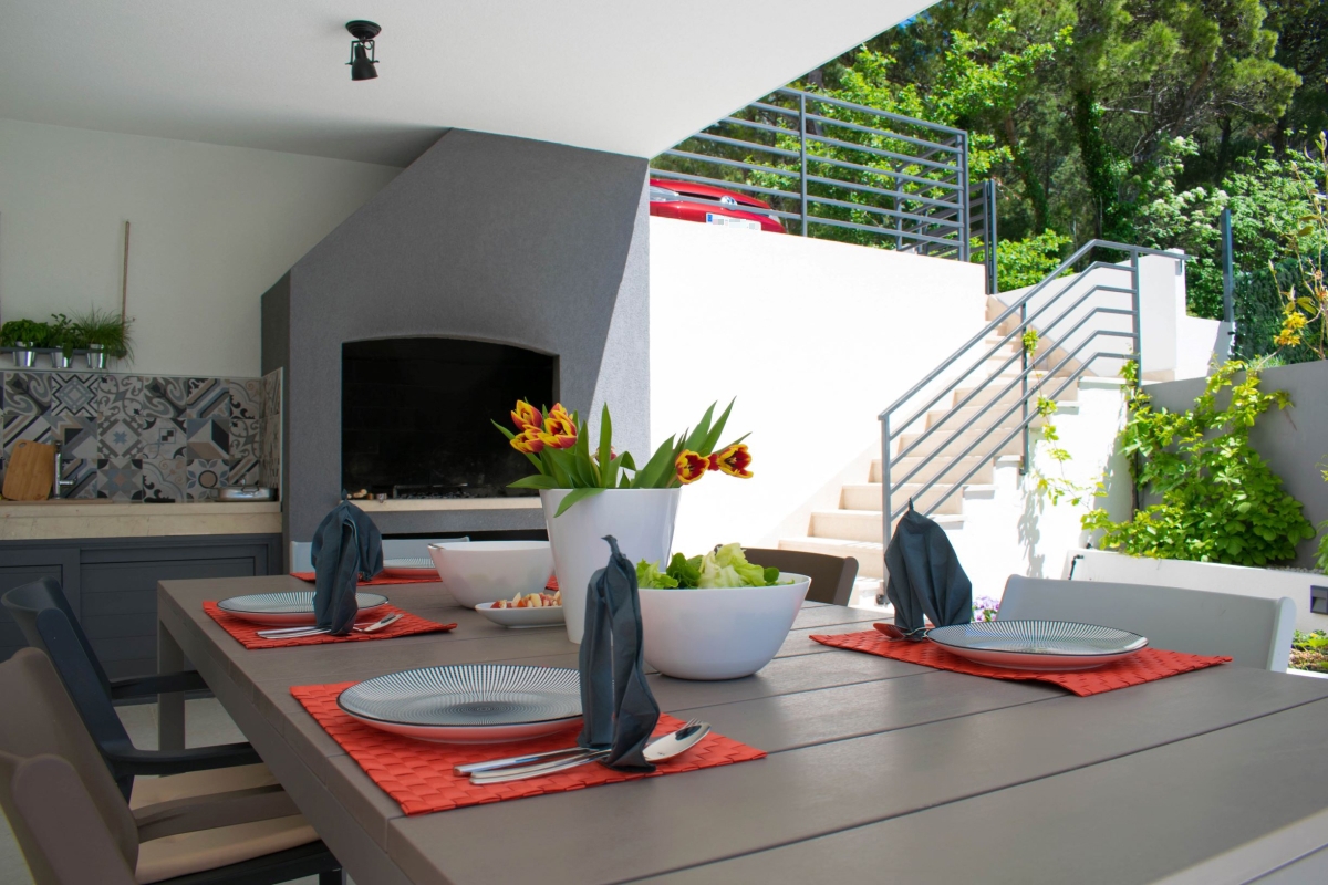 Villa con piscina e vista mare