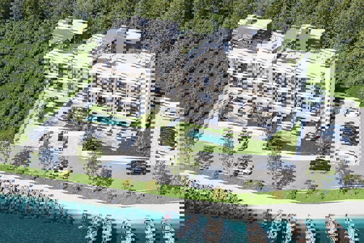 Attico esclusivo con terrazza panoramica in prima fila sul mare