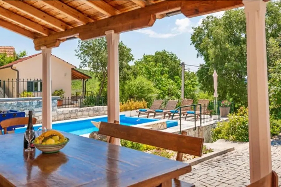 Casa con piscina immersa nella natura