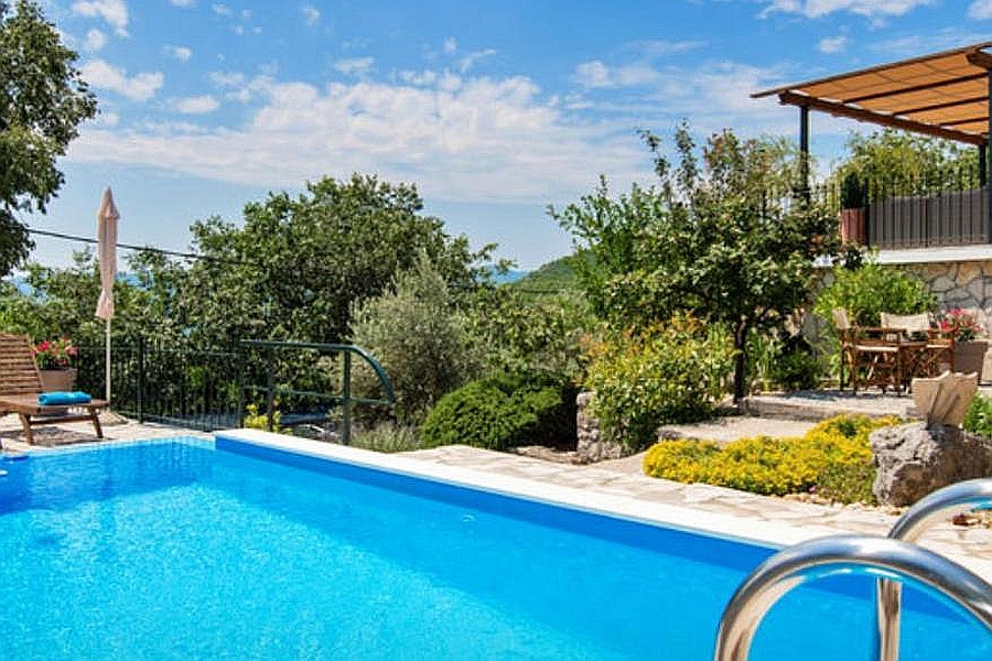 Casa con piscina immersa nella natura