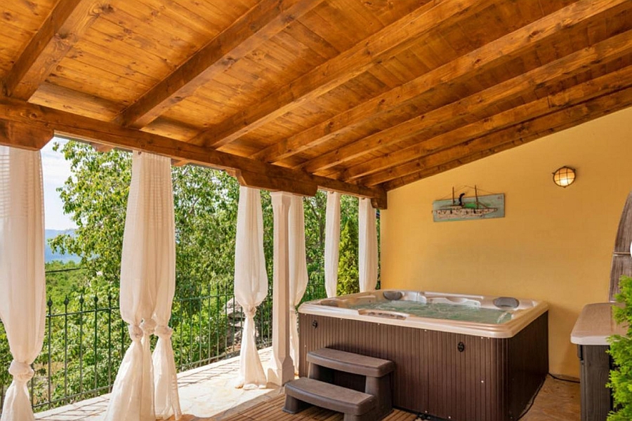 Casa con piscina immersa nella natura