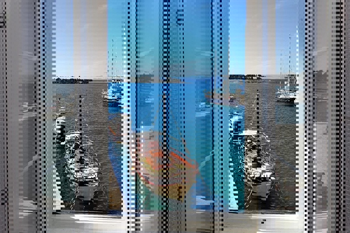 Tre appartamenti in prima fila sul mare