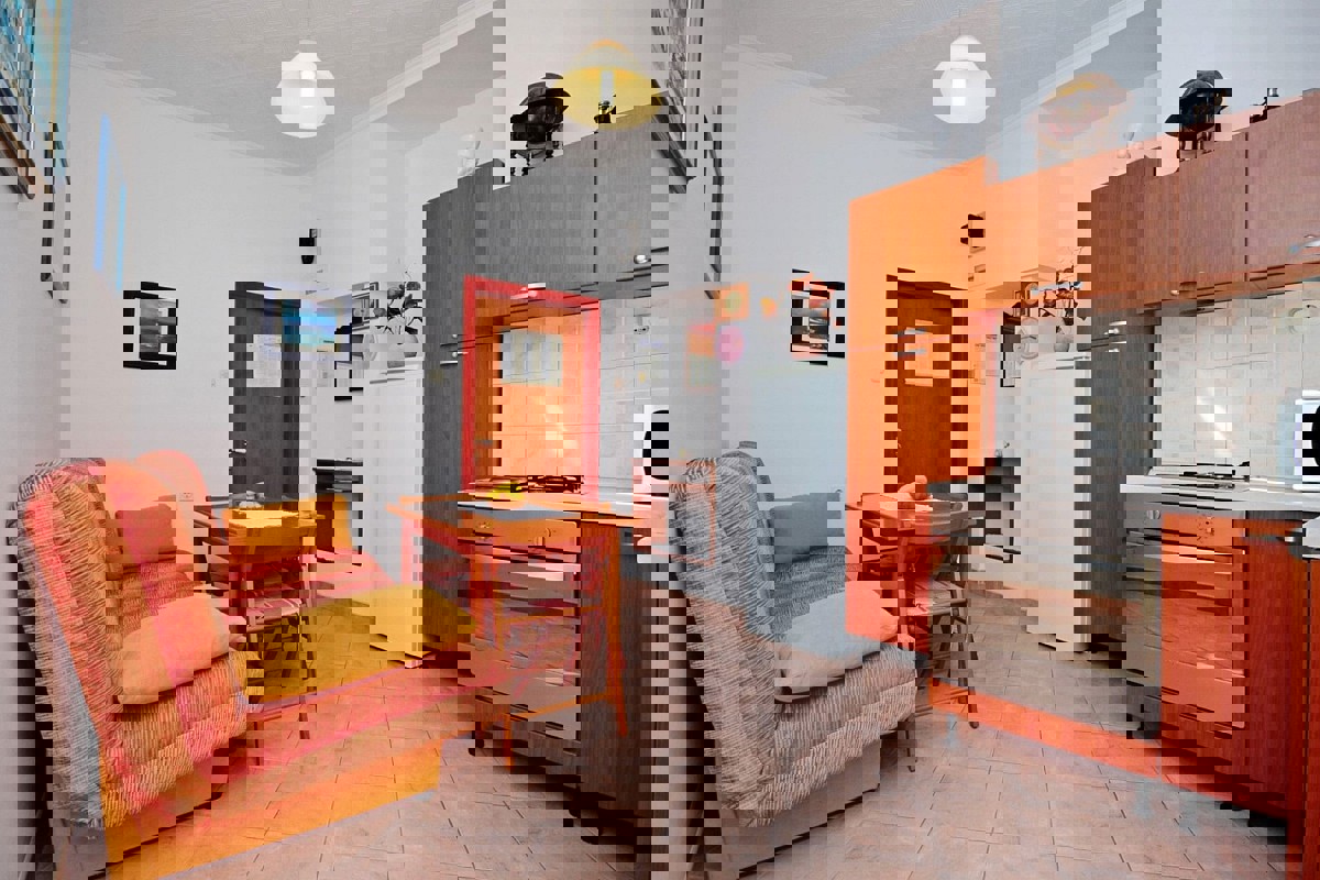 Tre appartamenti in prima fila sul mare