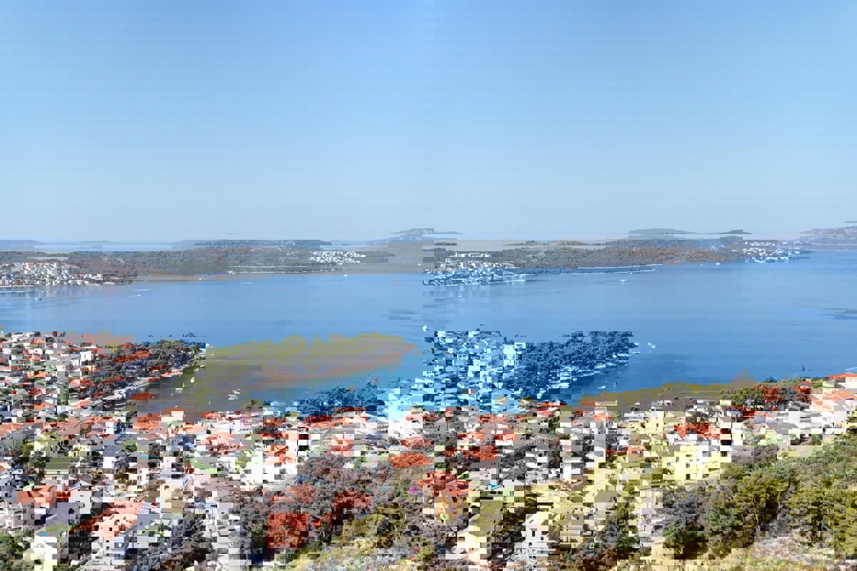 Terreno con vista mare e permesso di costruire una villa