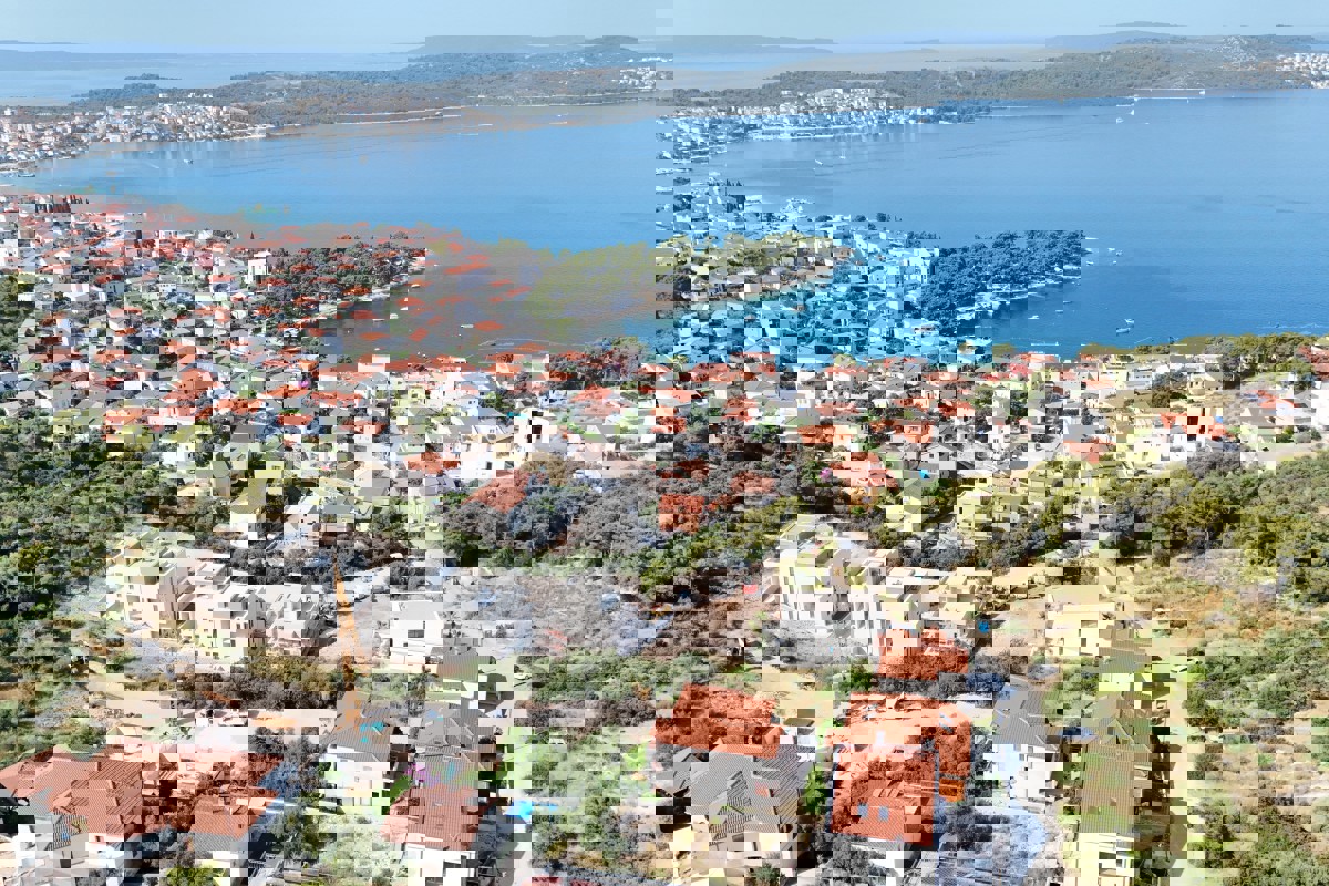 Terreno con vista mare e permesso di costruire una villa