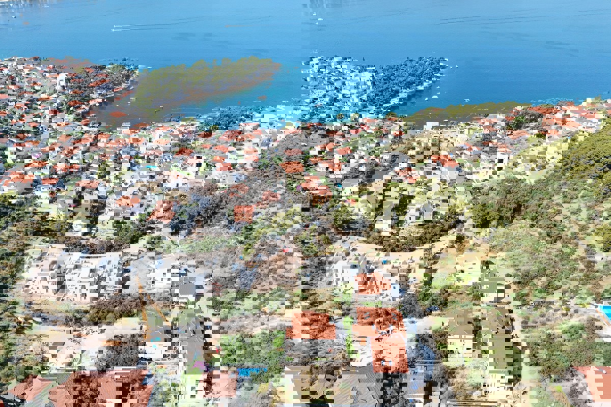 Terreno con vista mare e permesso di costruire una villa