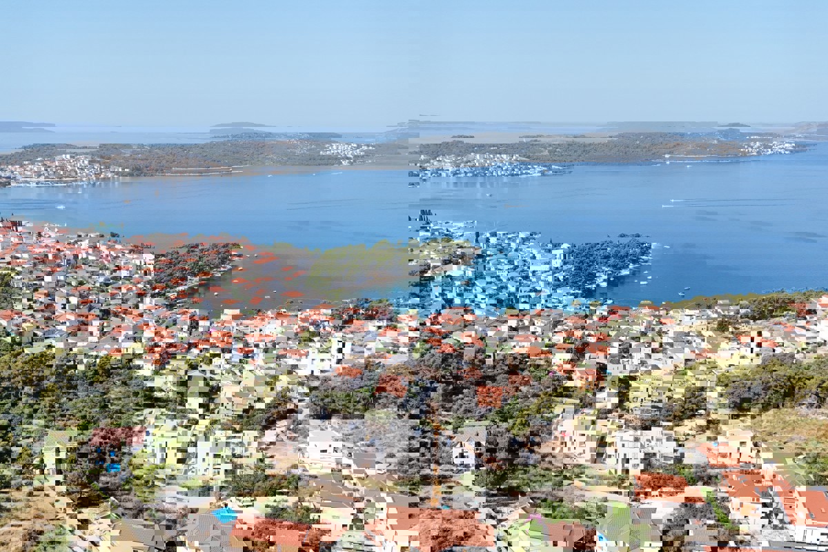 Terreno con vista mare e permesso di costruire una villa