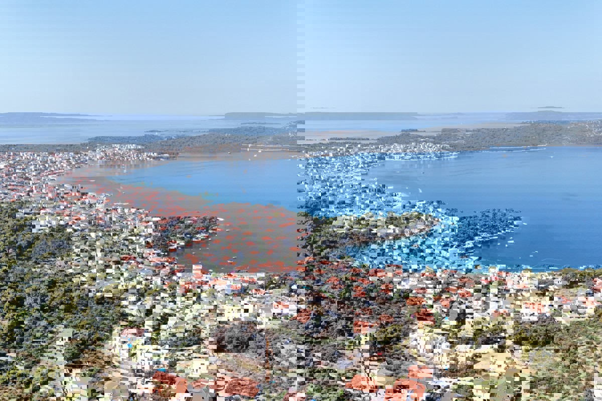 Terreno con vista mare e permesso di costruire una villa