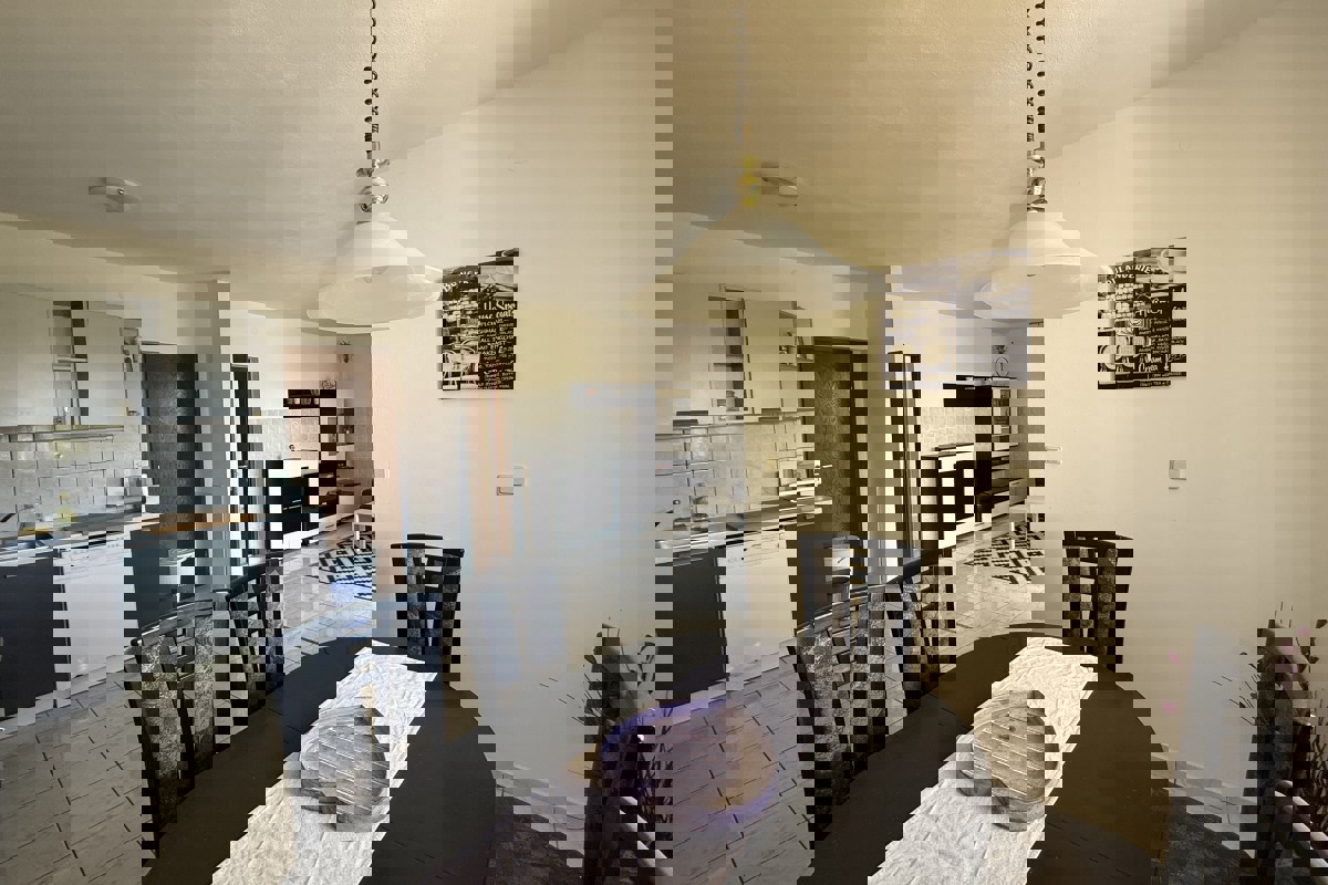 Appartamento con due camere da letto con giardino e parcheggio