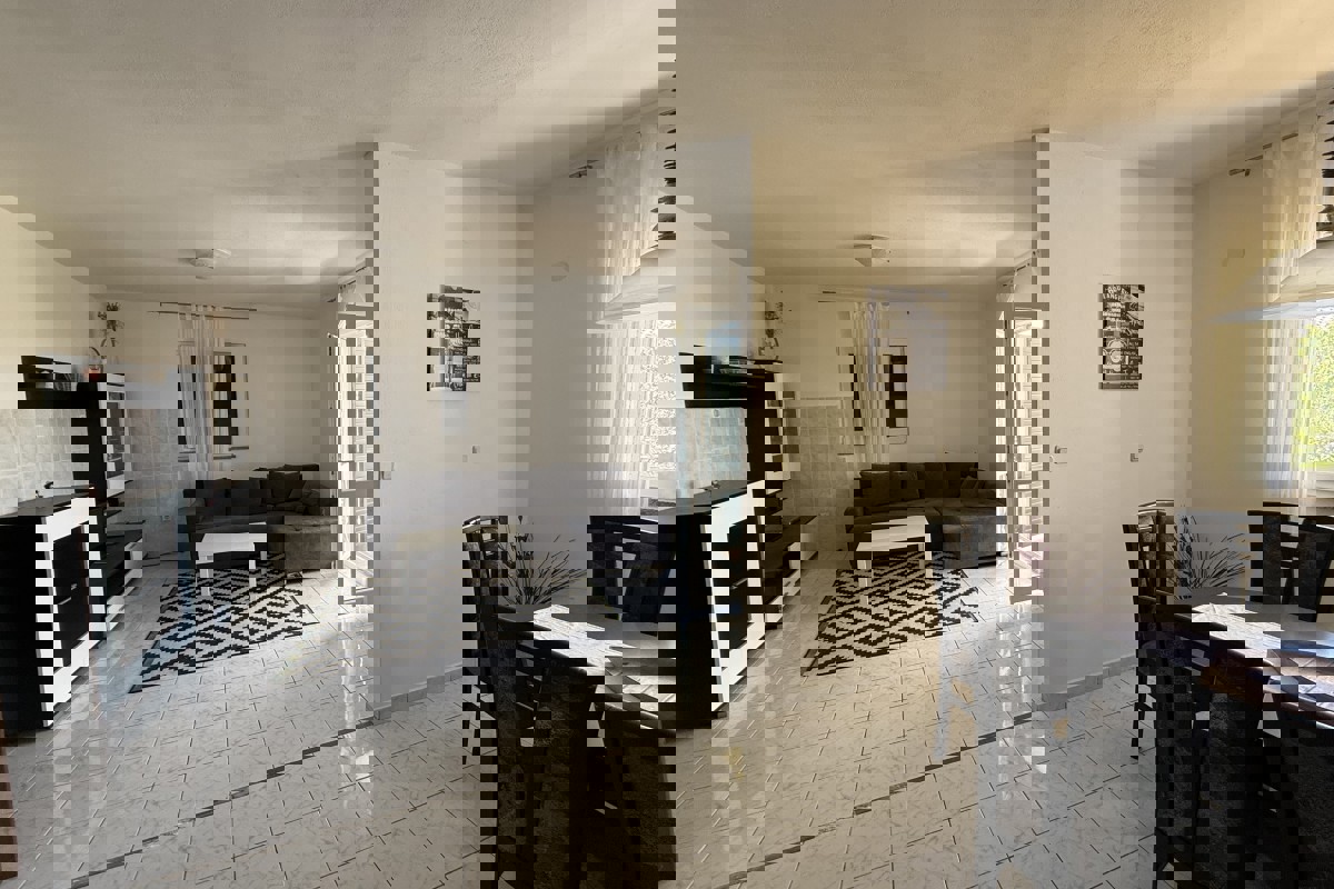 Appartamento con due camere da letto con giardino e parcheggio