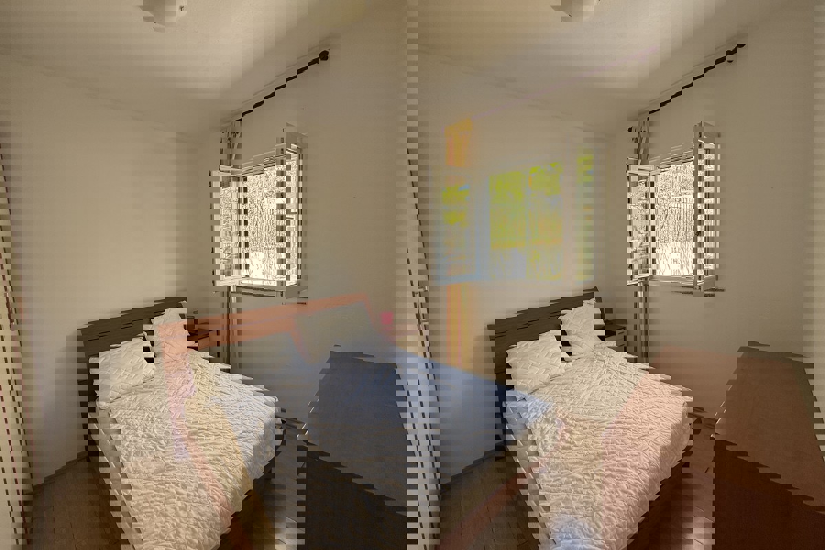 Appartamento con due camere da letto con giardino e parcheggio