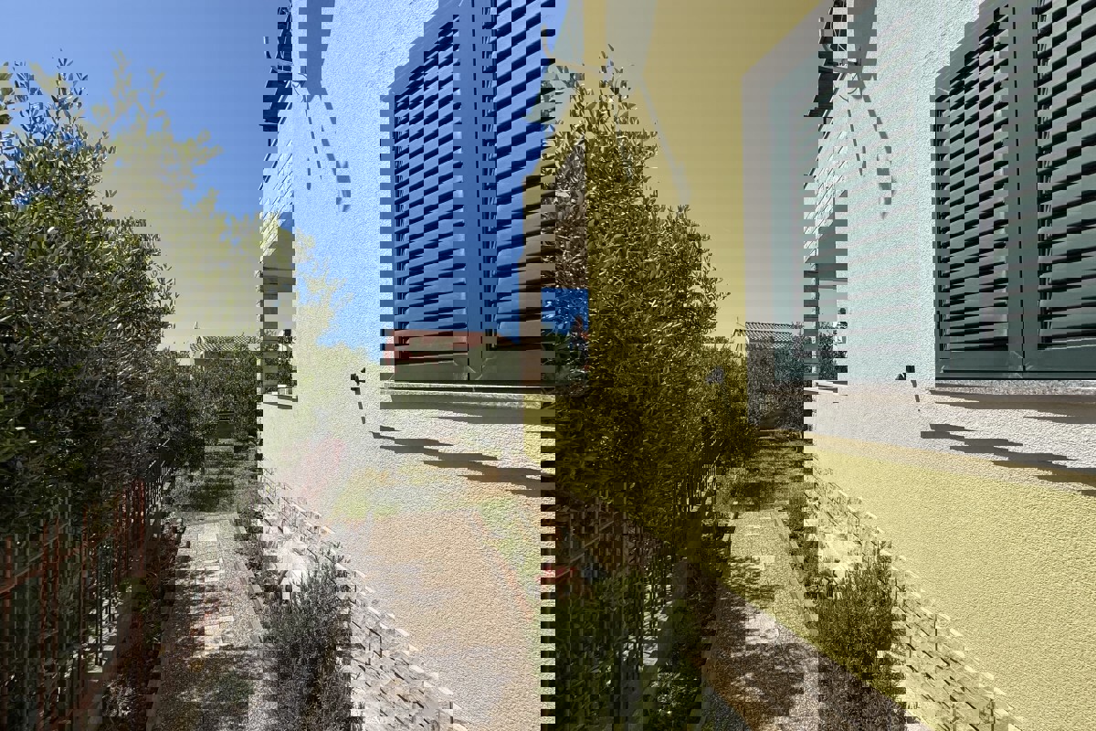 Appartamento con due camere da letto con giardino e parcheggio