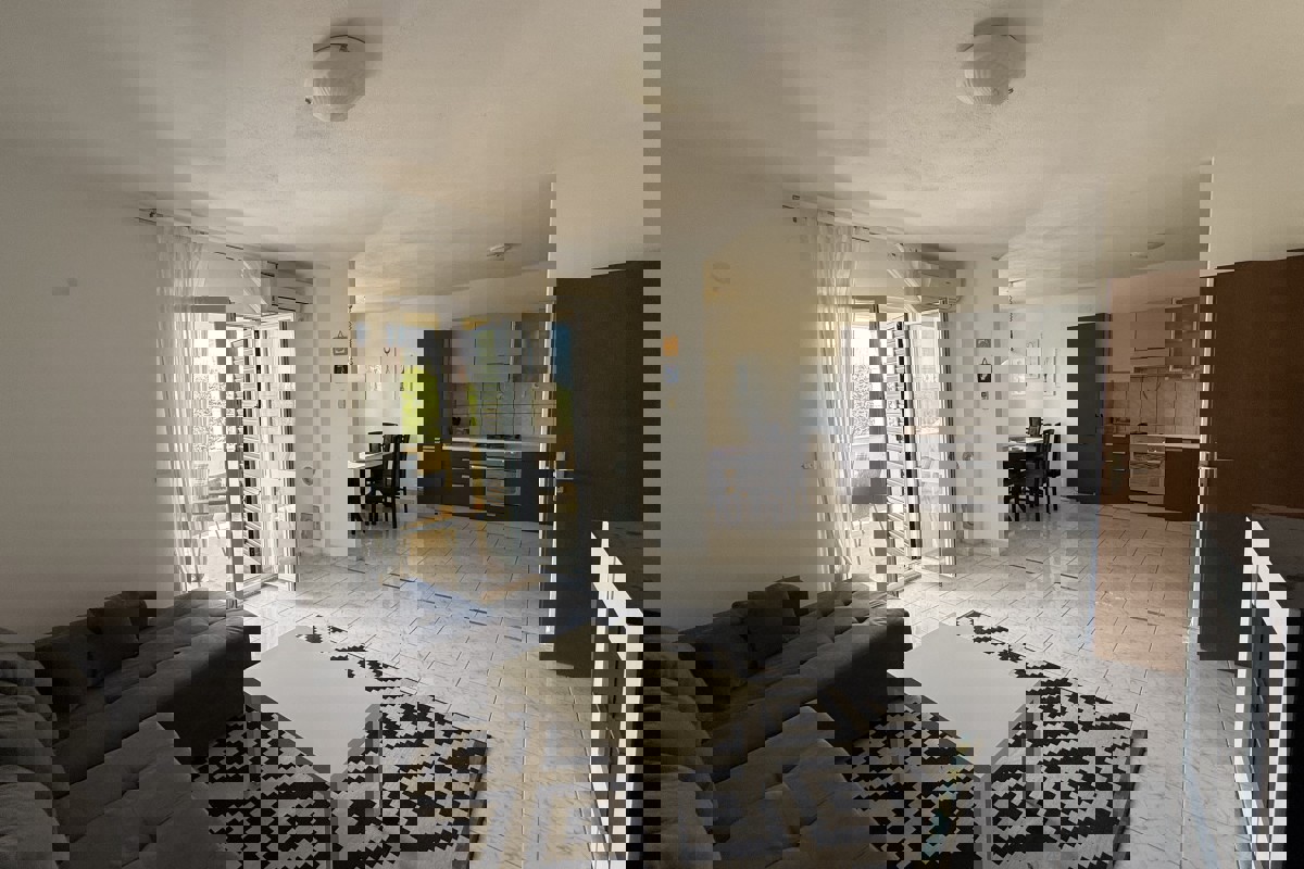 Appartamento con due camere da letto con giardino e parcheggio