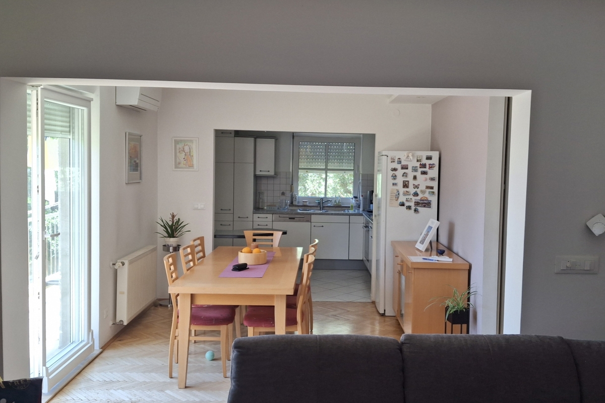 Appartamento con tre camere da letto, garage e posto auto