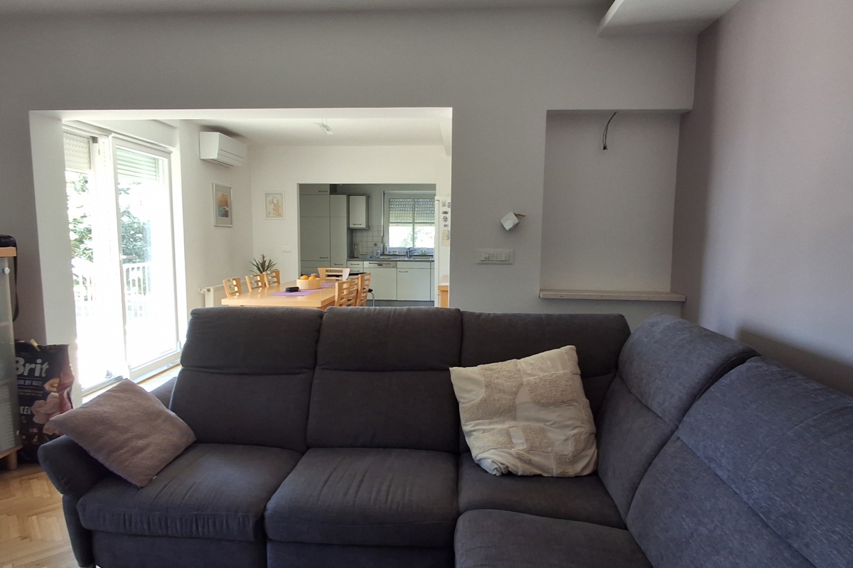 Appartamento con tre camere da letto, garage e posto auto