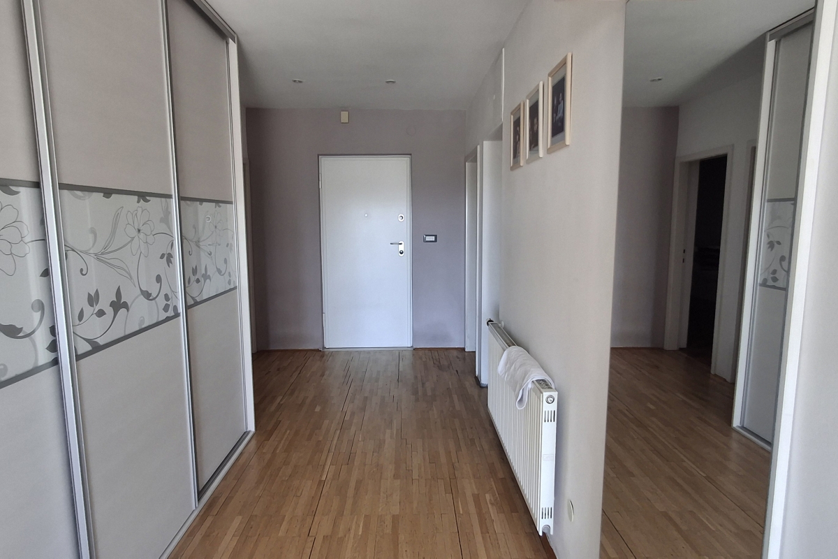 Appartamento con tre camere da letto, garage e posto auto